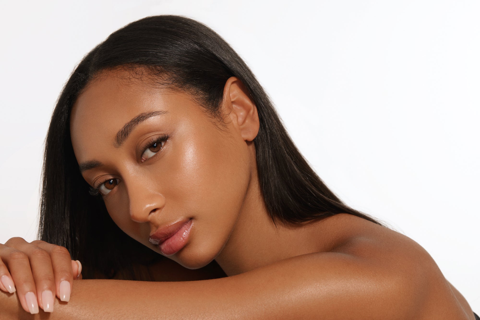 Femme aux lèvres pulpeuses grâce aux injections de lèvres et au visage bien défini après des injections de Botox, illustrant les résultats naturels et efficaces de ces traitements esthétiques.